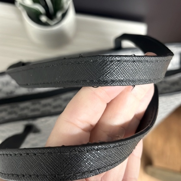 Michael Kors Emry Large Logo Tote Bag - Picture 7 of 8